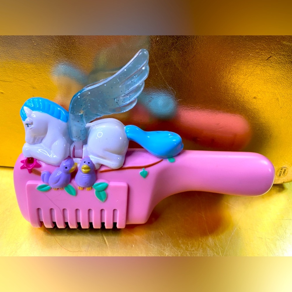 MAGICAL FLUTTER BRUSH VINTAGE 1990’s LIGHTS UP, PLAYS MUSIC WHILE BRUSH REVOLVES
